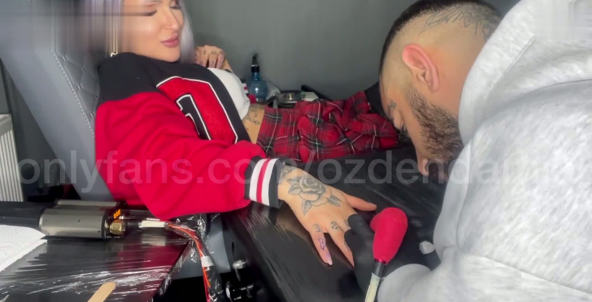 Damla özden dövme yaptırırken sikişelim dedi